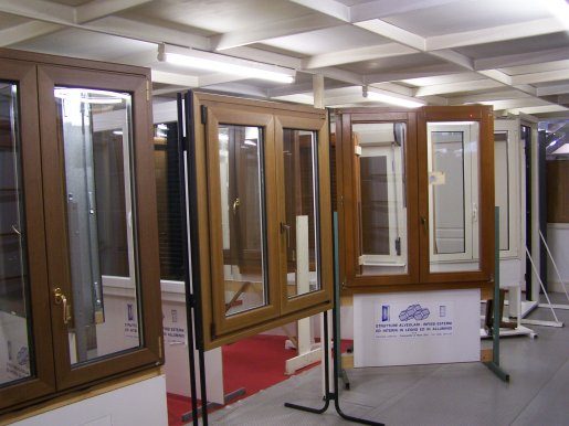 Esposizione di porte e infissi in legno